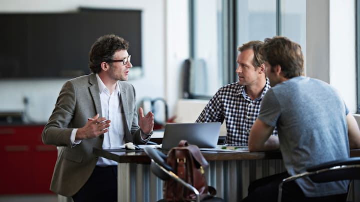 Adviseurs in overleg rond een tafel