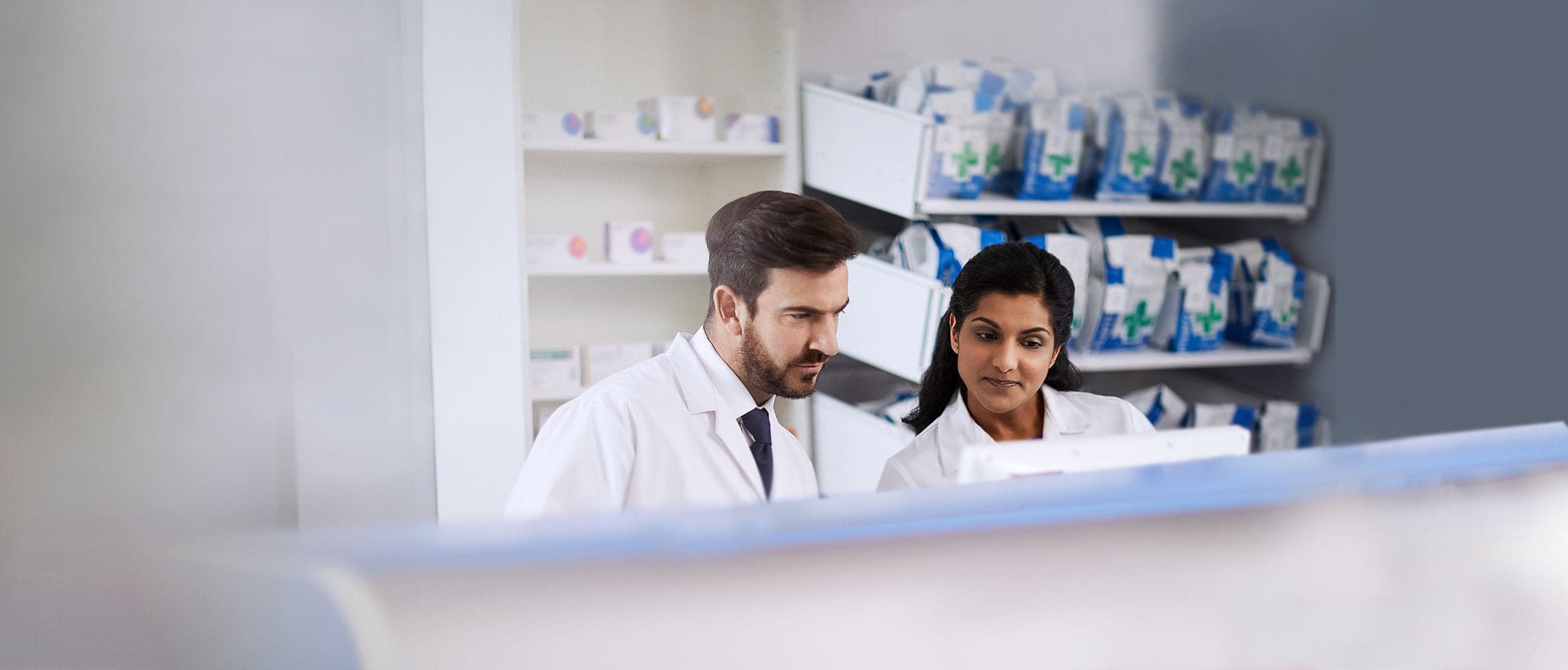 Onderzoeker aan het werk in een farmaceutisch of medtech-laboratorium