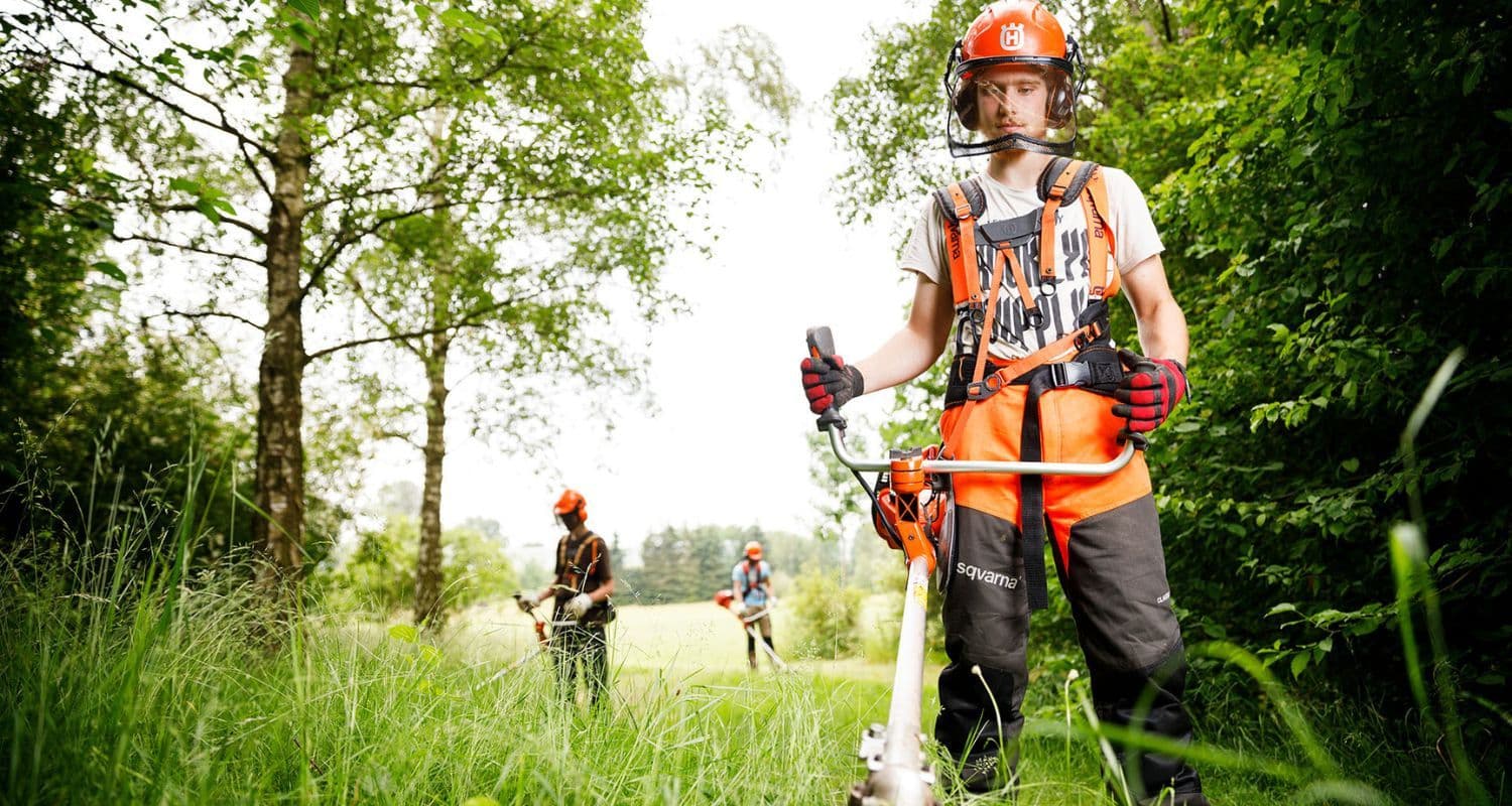 Hovenier aan het werk in een tuin