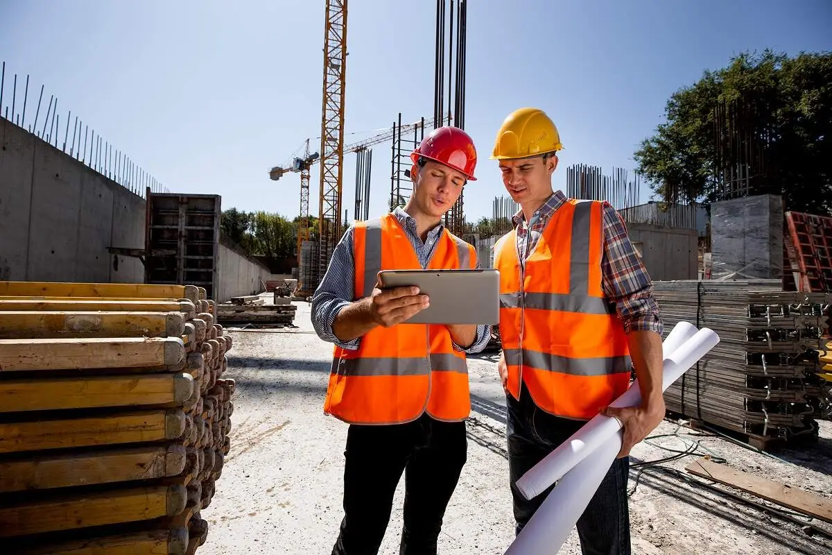 Aannemer aan het werk op een renovatieproject